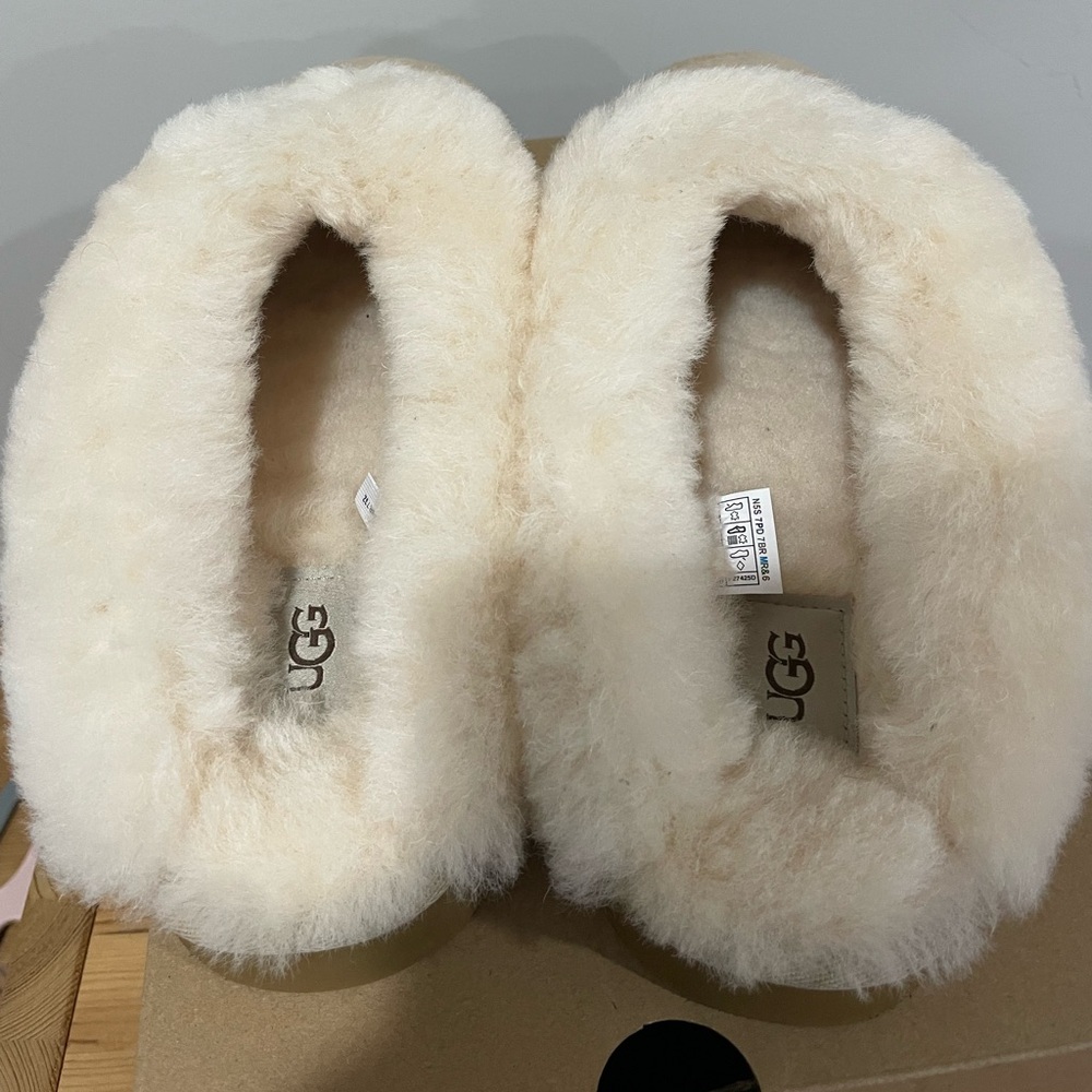 UGG | Cluggette Slippers Indoor Outdoor In Sand NEW In Box Size 8 - Picture 4 of 6